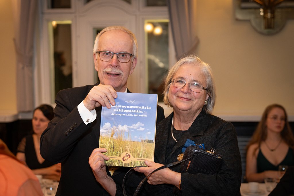 Maastaennustajista valtiomiehiin- Agrologien Liiton 100 vuotinen historia julkaistu